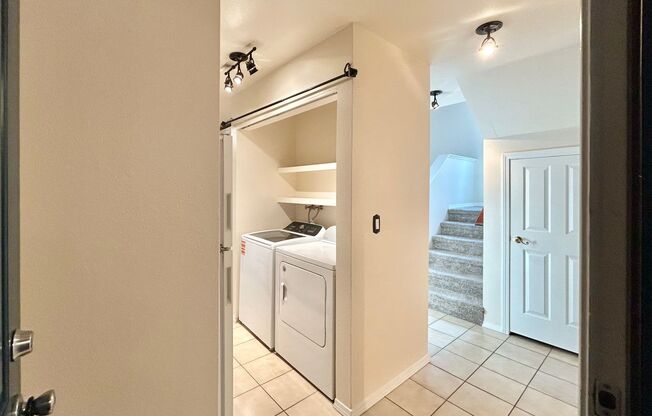 Cozy 2 Bedroom, 2 Bathroom Duplex Surrounded by Trees in Lake Oswego