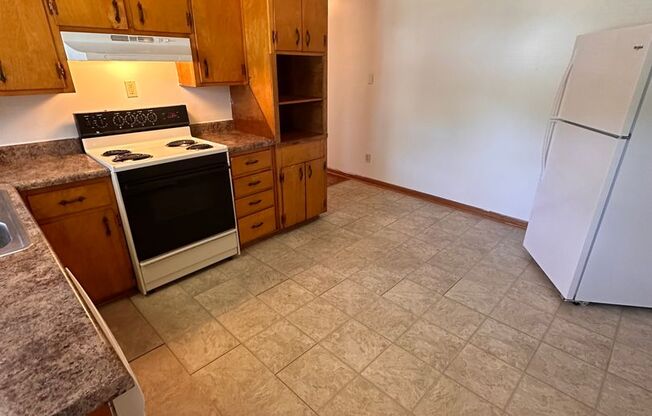 2 beds, 1 bath, 903 sqft, $1,210, Unit E-8