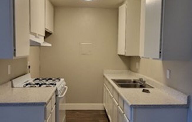 2 beds, 1 bath, 818 sqft, $2,100, Unit 036