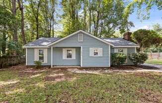 Experience the Perfect Blend of Comfort and Style in this Exceptional 3-Bed Ranch in Birnam Woods, Charlotte: Vaulted Ceilings, Gourmet Kitchen, Cozy Fireplace, Spa-Like Bathroom, and Private Backyard Retreat in a Serene Cul-de-Sac!