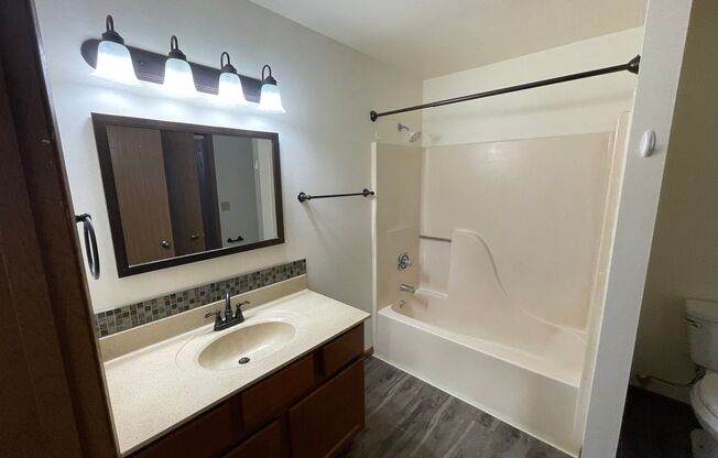 3 beds, 1 bath, 1,040 sqft, $1,695, Unit 3164-306