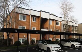 REMODELED KIRKLAND 2 BED CONDO FOR RENT W POOL; AVAILABLE NOW!