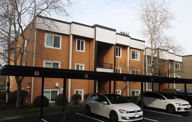 REMODELED KIRKLAND 2 BED CONDO FOR RENT W POOL; AVAILABLE NOW!