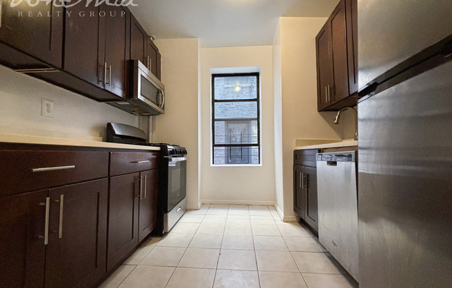 4 beds, 1 bath, $3,650, Unit 32