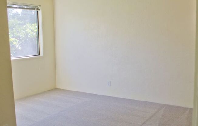 2 beds, 1 bath, 840 sqft, $1,597, Unit 1915
