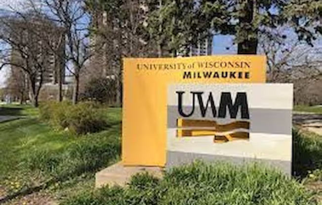 UWM Upper Flat with 2 Baths, walk to UWM