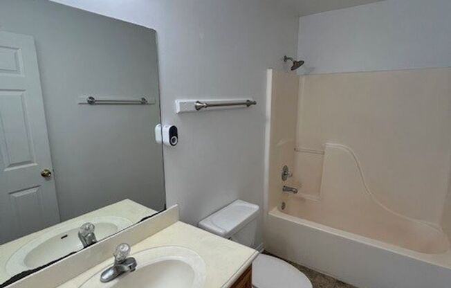 3 beds, 2 baths, $1,250, Unit 4330 Eileen