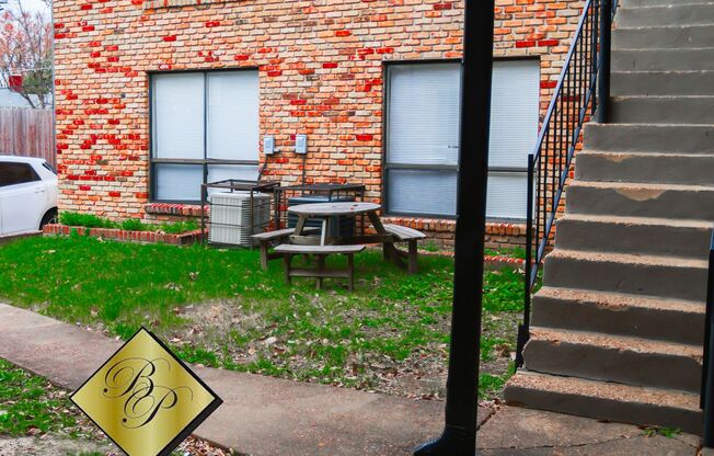 2 beds, 1 bath, $1,075, Unit 1170 #04