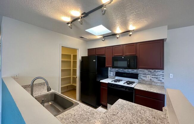 Lovely 2 Bedroom 2 Bathroom Condo Located In The NW!