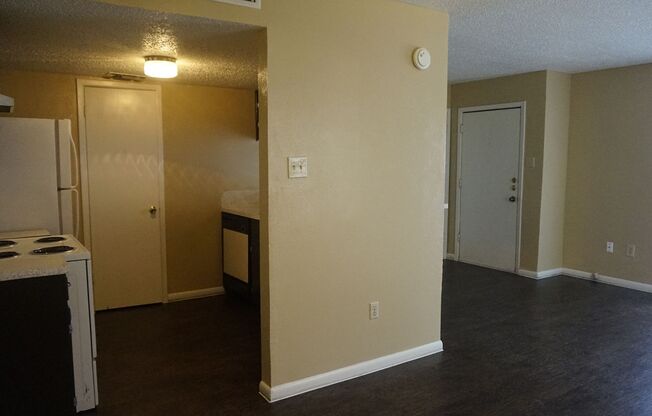 2 beds, 1 bath, 967 sqft, $825