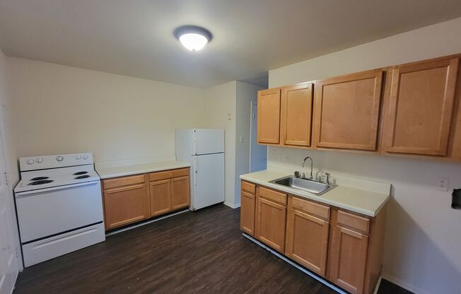 2 beds, 1 bath, $850, Unit C