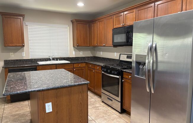 Beautiful 4 Bedroom Home in Mountains Edge!