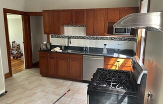 3 beds, 1 bath, $3,200, Unit 2