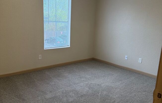 1 bed, 1 bath, 612 sqft, $895, Unit 906