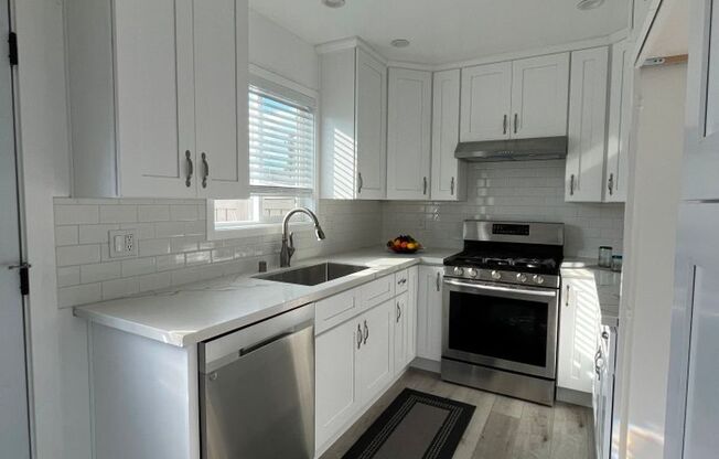 2BR ADU w/dishwasher, in-unit laundry + outdoor space!