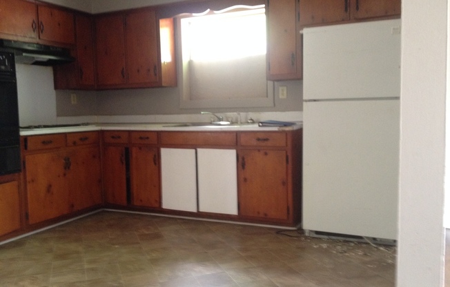 3 beds, 1.5 baths, $995