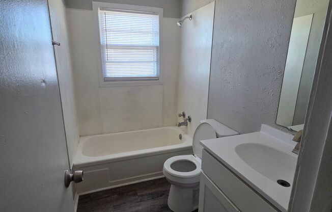 2 beds, 1 bath, 950 sqft, $875, Unit 38