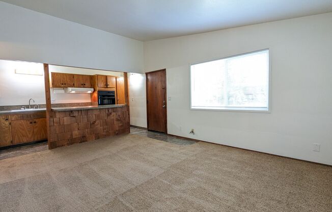 Great 1-Bedroom, 1-Bath Upstairs Apartment With Open Concept !