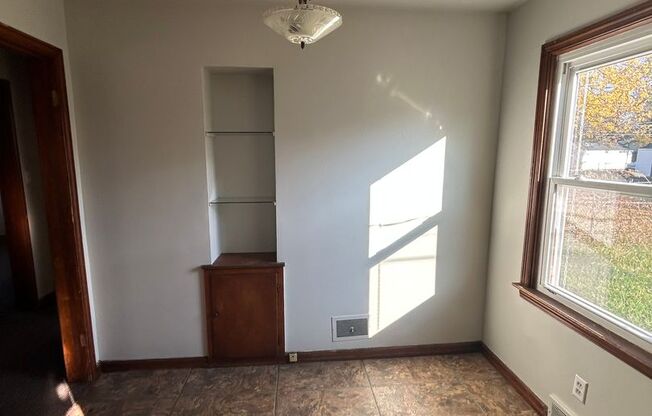 3 beds, 1 bath, $895