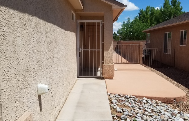 3 bed 2 bath home in Huning Ranch!