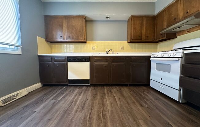 2 beds, 1.5 baths, $1,099, Unit 4