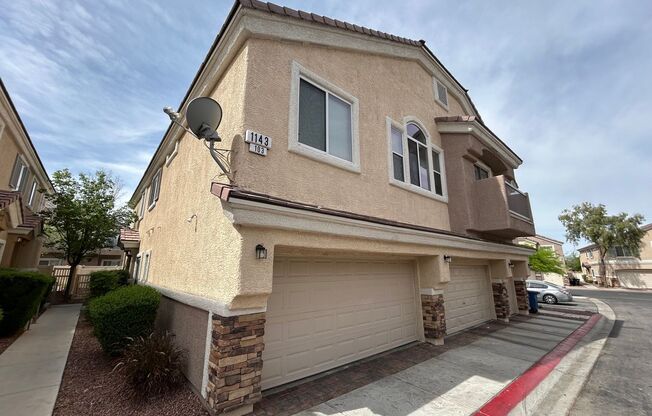 BEAUTIFUL 3 BEDROOM TOWNHOUSE IN GATED COMMUNITY!