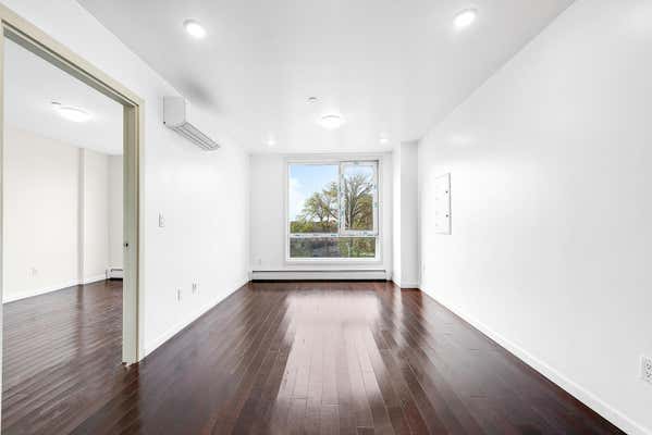 138 12 NORTHERN BLVD