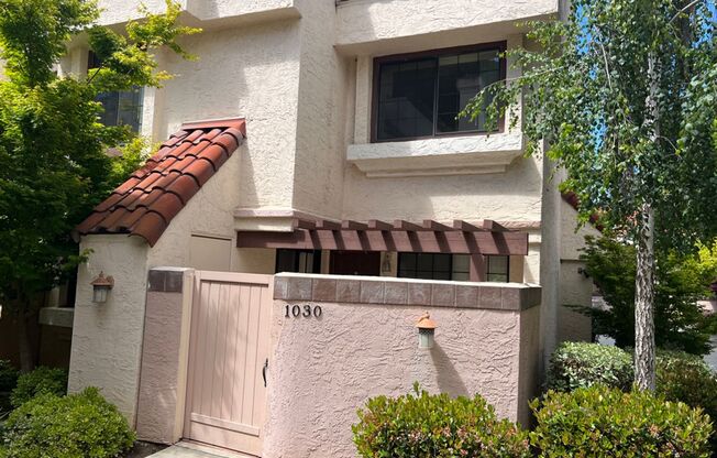 Spacious 2 bed 2.5 bath townhouse close to downtown Sunnyvale. Must see!