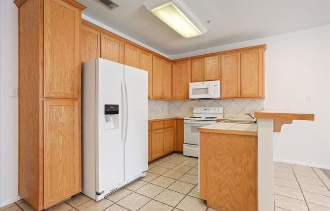 3 beds, 3 baths, $1,595, Unit Unit H