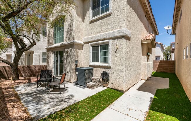 GORGEOUS OPEN FLOORPLAN*GATED COMMUNITY*COMMUNITY POOL AND SPA*