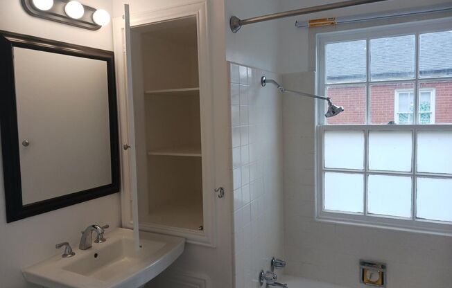 2 beds, 1 bath, 901 sqft, $1,929, Unit 22