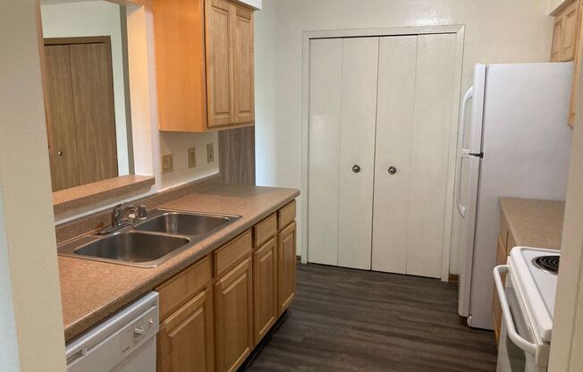 3 beds, 1 bath, 1,040 sqft, $1,695, Unit 3172-302