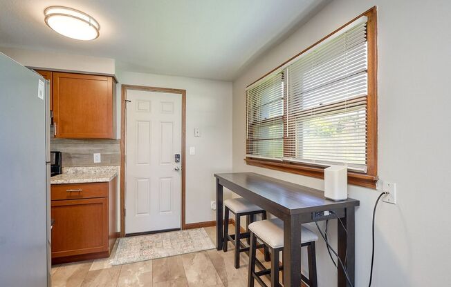 2 beds, 1 bath, $1,850, Unit # B