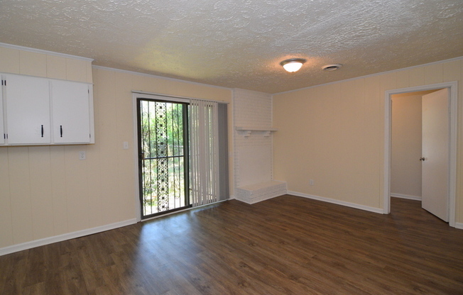 3 beds, 1 bath, $835