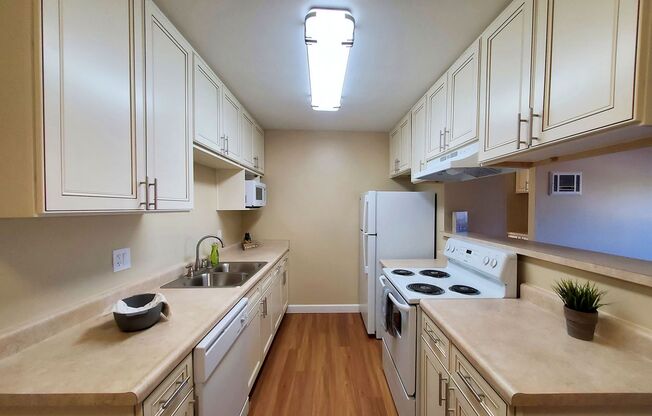 2 beds, 1 bath, $2,525, Unit 87