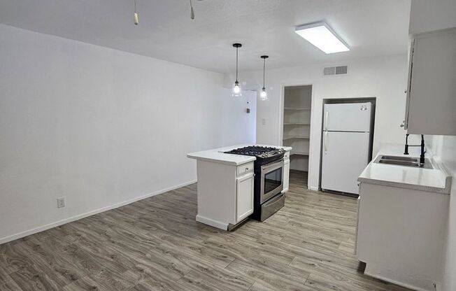 2 beds, 2 baths, 992 sqft, $1,800, Unit 15