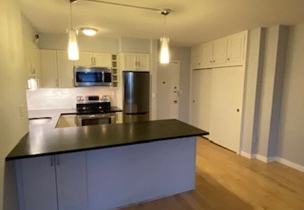 Studio, 1 bath, 570 sqft, $2,500, Unit 127