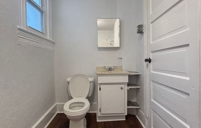 Cute and clean 2 bedroom 1 bath available now!