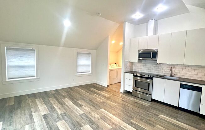 Sellwood Single Unit Building, 2nd Story Apt. Pricing with a House-like Feel