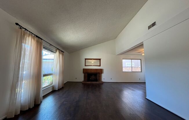 Simi Valley 4BR w/en-suite, family room + MORE!