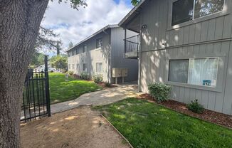 1 Bed / 1 Bath | North Oak Park Downstairs Apartment Available Now