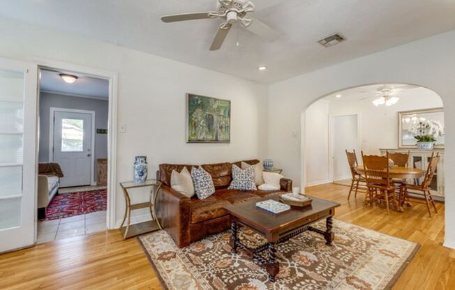 CHARMING 3-BEDROOM HOME IN ALAMO HEIGHTS