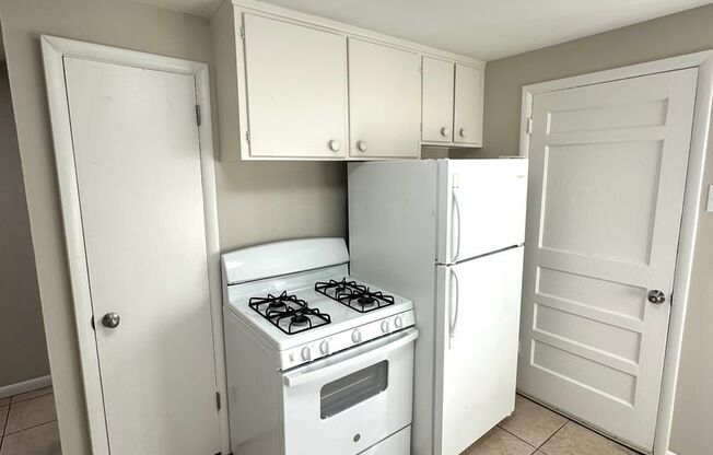 2 beds, 1 bath, 700 sqft, $1,300