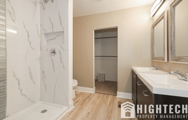 Spacious 3 bedroom/2 Bath Single Family House! Tremont!!
