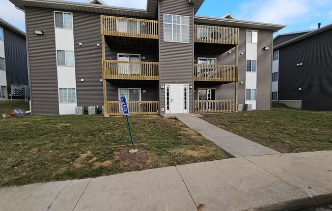 2 beds, 1 bath, $925, Unit 810