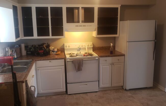 2br/1ba, recently updated floors, paint and countertops