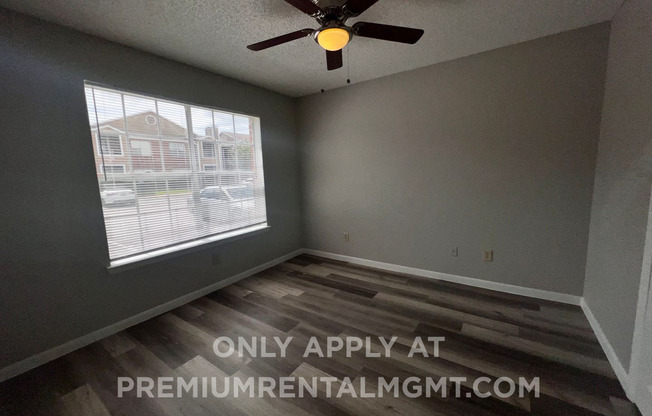 3/2 Regency Gardens 1st Floor Condo with New Plank Fooring, Stainless Appliances, and Fresh Paint!