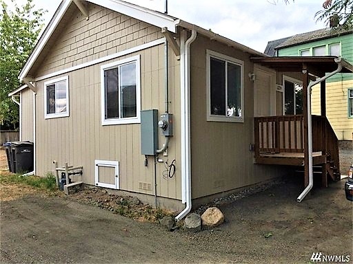 2 beds, 1 bath, $1,595