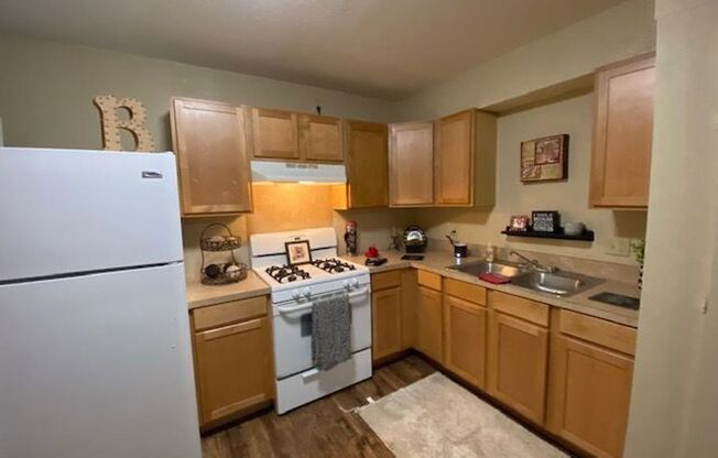 2 beds, 1 bath, 704 sqft, $795, Unit 218 south 5 #3