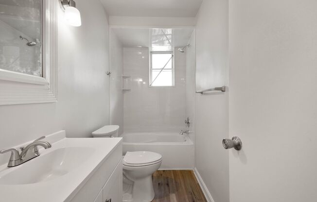 Gorgeous 2 bedroom in Pittsburgh available now! Accepting Section 8!